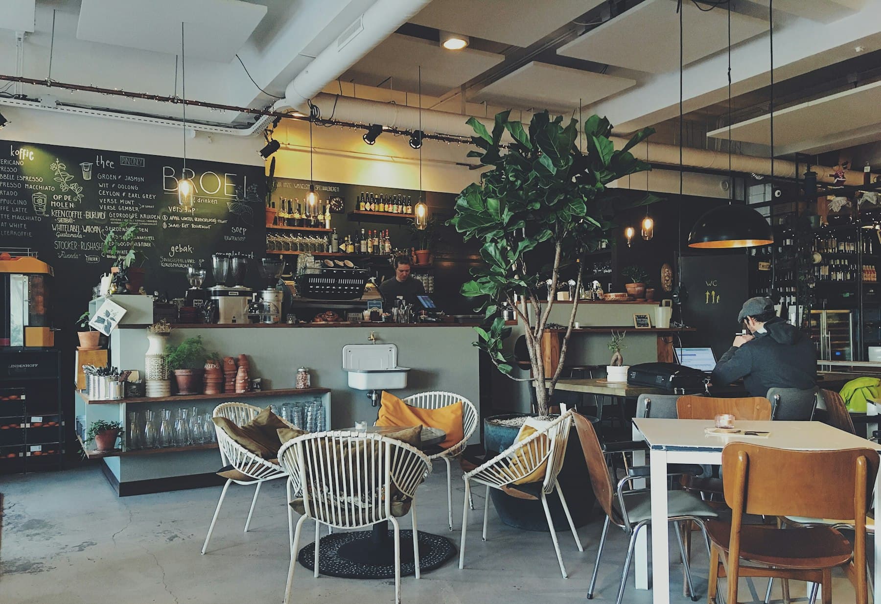 Balcão de um café, o tipo de negócio que a Formalizou ajuda a formalizar