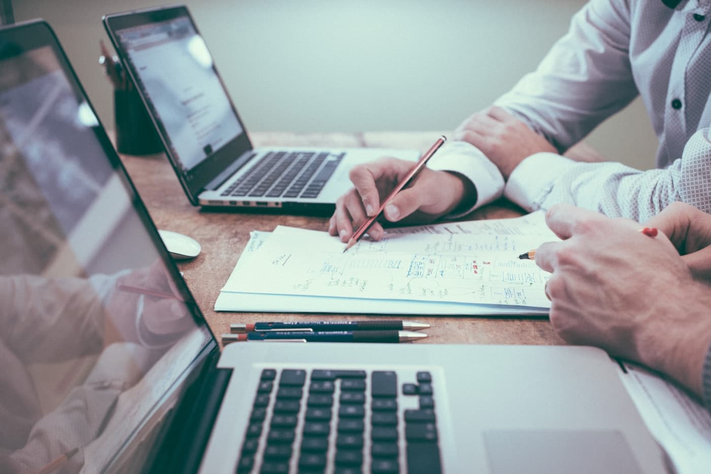 Mesa de trabalho com notebook, onde a rotina contábil acontece online